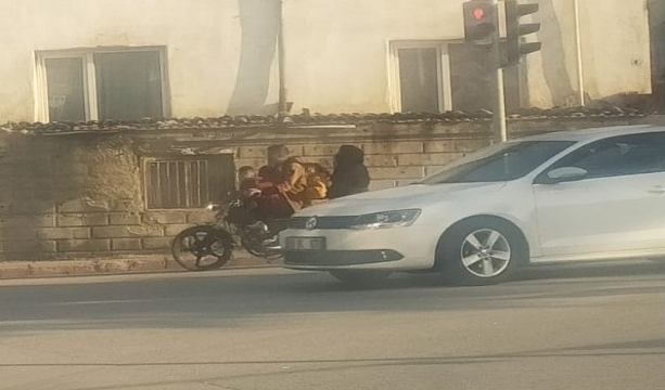 Konya’da 5 kişinin aynı motosikletteki tehlikeli yolculuğu